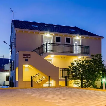 Family-friendly With Swimming Pool Milna, Brac - 22122 アパート *