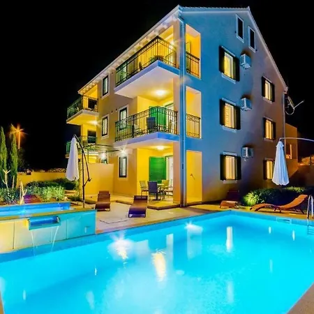 With A Swimming Pool Milna, Brac - 22122 Apartment