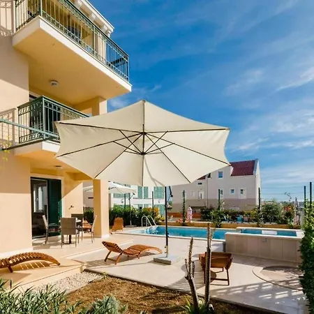 Family-friendly With Swimming Pool Milna, Brac - 22122 * ミルナ